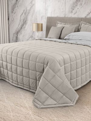 photo 4945444113524829899 y